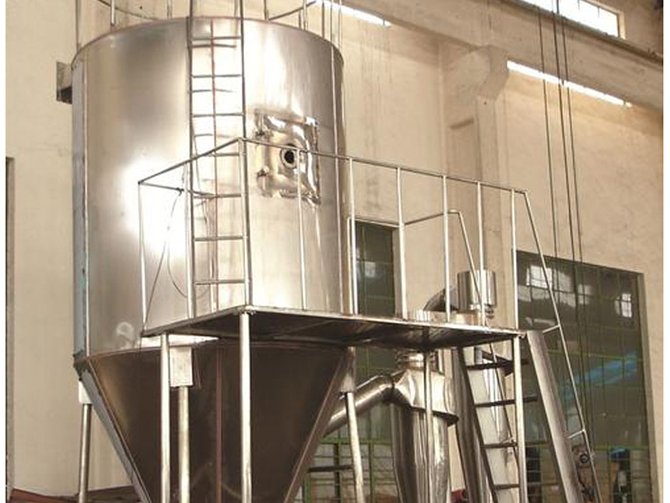 How does a spray dryer ensure good air flow?